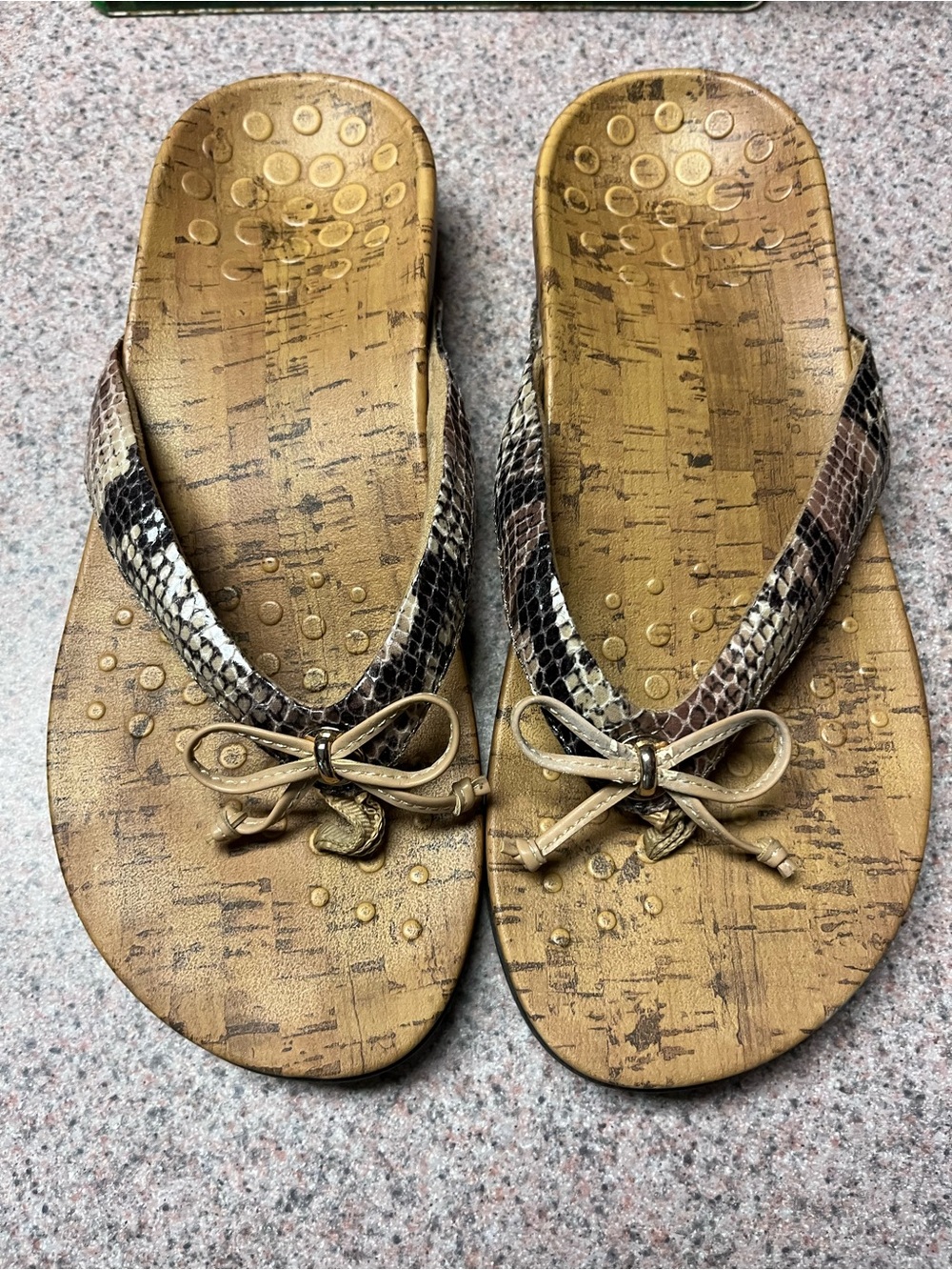 Vionic Women’s Tan Snakeskin-Pattern Bow Flip Flop Sandals